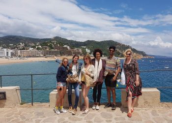 group-students-beach-sitges-w900 group-students-beach-sitges-w900